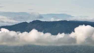 Dağların ve tepelerin yeşil bitki örtüsü ve tropik bölgelerdeki ağaçlarla dolu insansız hava aracı. Sumatra, Endonezya.