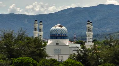 Kota Kinabalu şehrindeki güzel şehir camisi Bandaraya. Sabah, Borneo. Malezya.