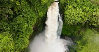 Yeşil ormandaki şelalenin havadan görünüşü. Telun Berasap Şelalesi ormanda. Sumatra, Jambi, Endonezya.