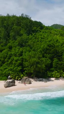 Tropikal yeşilliklerle çevrili, turkuaz suları olan beyaz kumlu bir sahil. Anse Niyet. Seyşeller, Mahe.