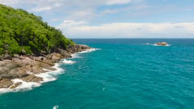Mahe Adası 'nın kayalık kıyılarında turkuaz suyu olan bir hava aracı. Seyşeller.