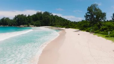 Tropikal güzel plajın üst manzarası. Polis Körfezi Sahili.