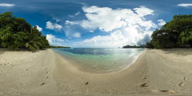 Yumuşak kumları, yemyeşil suları ve parlak gökyüzünün altında berrak bir okyanusu olan sakin tropikal bir sahil. Mahe, Seyşeller. 360 panorama VR.