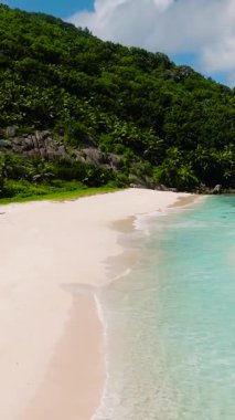 Tropik plaj manzarası. Seyşeller, Mahe. Polis Körfezi Sahili.