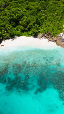 Turkuaz suları ve kumlu plajı olan kayalık bir sahil şeridi. Seyşeller, Mahe.
