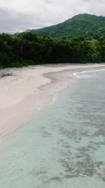 Güzel kumlu sahil ve dalgalı deniz sörfü. Seyşeller, Mahe. Baie Lazare Plajı.