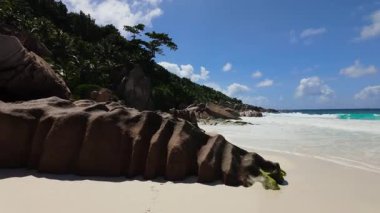 Muazzam granit kayalar, temiz turkuaz sularla okyanus kıyısında karmaşık şekiller oluştururlar. Büyük Anse. Seyşeller, La Digue.