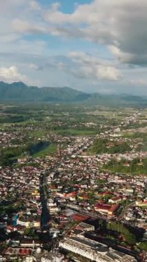 Bukittinggi 'nin hava aracı Batı Sumatra, Endonezya' nın en büyük üçüncü şehridir. Dikey video.