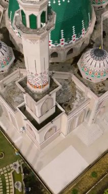 Sumatra 'daki geleneksel cami. Mescid Agung Syahrun Nur Tapanuli Selatan. Endonezya 'da. Dikey video.