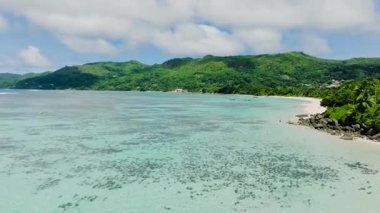 Kumlu sahil ve mavi denizin havadan görünüşü. Seyşeller, Mahe Adası.
