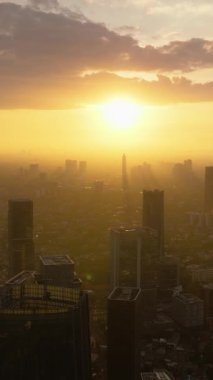 Jakarta 'nın hava aracı ve günbatımında modern binalar. Şehir manzarası. Endonezya 'da. Dikey video.