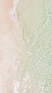 Kumsalın havadan görünüşü ve temiz su. Tropikal manzara.