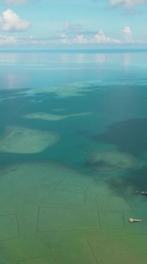 Körfezin turkuaz su ve tekneli havadan görüntüsü. Balabac, Palawan. Filipinler.