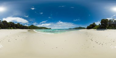 Seyşeller sahilinin el değmemiş güzelliğini yansıtan 360 derecelik sakin bir manzara. Baie Lazare Plajı. 360 Derece Görünümü.