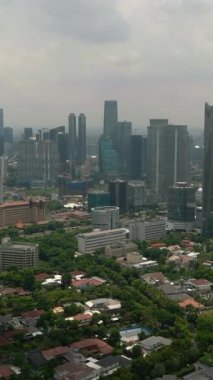 Jakarta 'daki gökdelenler ve modern binalar. Dikey video.