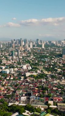 Manila şehrinin havadan görünüşü, Asya 'nın en büyük metropolü gökdelenler ve modern binalar. Filipinler.
