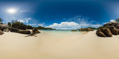 Seychelle 'de güzel bir tropikal plaj el değmemiş beyaz kum, turkuaz sular ve yemyeşil bir gökyüzünün altında büyük, pürüzsüz kayalar. Mahe. Baie Lazare Plajı. 360 Derece Görünümü.