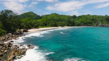 Tropiklerdeki güzel plajların hava manzarası. Seyşeller, Mahe. Anse Takamaka Sahili.