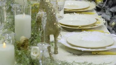 Noel sofrası. Altın ve siyah süslemeli, hediyeli ve köknar ağacı dallı. Düz yerde, üst tarafta. Noel kavramı, yeni yıl, yemek.