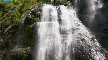 Ormanla çevrili bir dağ kanyonundaki şelale manzarası. Ağır çekim. Balea Şelalesi ormanda. Zenciler, Filipinler.