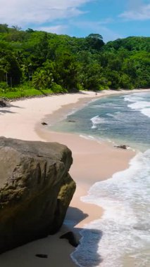 Kumsalın ve turkuaz suyun havadan görünüşü. Seyşeller, Mahe. Anse Takamaka Sahili.