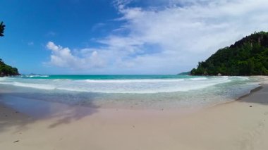 Beyaz kumları, turkuaz okyanusları ve mavi gökyüzünün altında yeşil uçurumları olan güzel bir sahil. Seyşeller, Mahe. Anse Louis.
