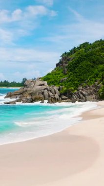 Turkuaz suyu ve yeşil kumlarla çevrili huzurlu bir sahil. Anse Boileau. Seyşeller, Mahe.