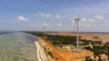 Rüzgar Çiftliği 'nin deniz kıyısında rüzgar türbinleri olan insansız hava aracı. Rüzgar santrali. Jaffna, Sri Lanka.