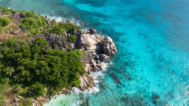 Turkuaz suyu olan gizli sahil manzarası. La Digue, Seyşeller.
