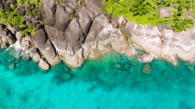 Temiz turkuaz sudaki kayaların havadan görünüşü. Seyşeller, Mahe.