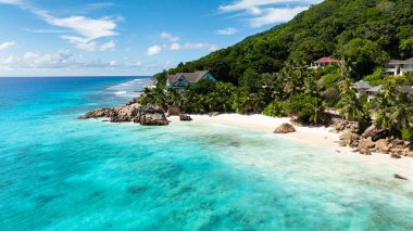 Tropikal kumlu ve mavi okyanuslu deniz burnu. Seyşeller, La Digue. Anse Patates.
