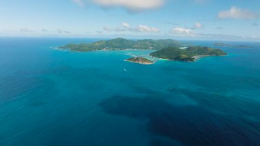 Uzak adaları olan geniş bir okyanus manzarası. Praslin, Seyşeller.