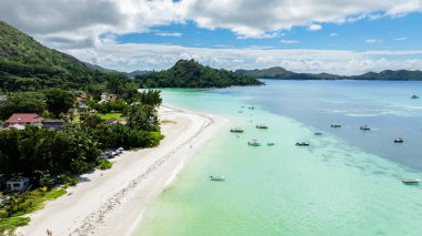 Berrak, mavi suları ve yemyeşil ağaçları olan tropik bir sahil. Praslin, Seyşeller.
