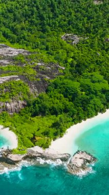 Beyaz kumlu plajlar, turkuaz sular ve kayalık tepelerin olduğu bir sahil şeridi. Therese. Seyşeller, Mahe.