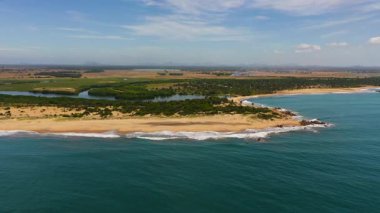 Tropikal kumlu ve mavi okyanuslu Seascape manzarası. Viski, Sri Lanka.