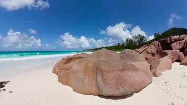 Turkuaz okyanuslu el değmemiş beyaz bir kumsalda devasa pürüzsüz granit kayalar. Küçük Anse. Seyşeller, La Digue.