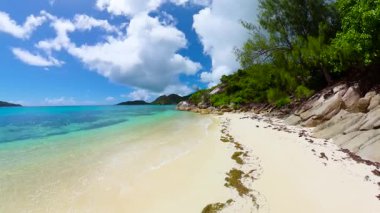 Güzel beyaz kumları, kayalık oluşumları ve ufka uzanan turkuaz bir denizi olan sakin bir sahil. Seyşeller, Praslin.