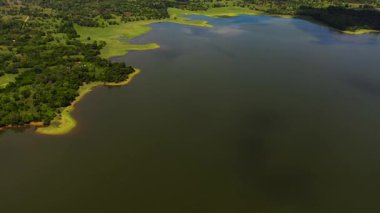 Tropikal manzaralı göl ve tropikal ormanlı vadi. Sorabora Gölü, Sri Lanka.
