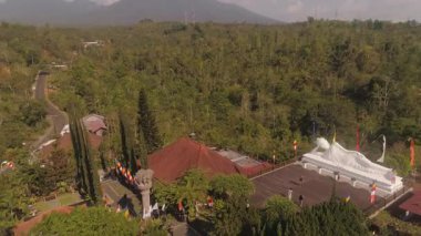 Budist tapınağı Vihara Dharma Giri ve uyuyan Buda. Bali Seyahat konsepti dağlarındaki Budist tapınağı. Endonezya
