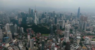 Kuala Lumpur, Malezya - 11 Eylül 2022: Kuala Lumpur 'daki gökdelenlerin ve gökdelenlerin hava aracı.