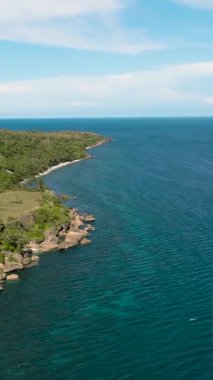 Dalgalı mavi okyanus ve yukarıdan bulutlu gökyüzü. Gökyüzüne karşı dalgalı mavi deniz suyu.