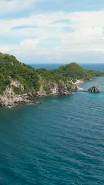 Apo Adası popüler dalış alanı ve turistlerle şnorkelle yüzme yeri. Zenciler, Filipinler.