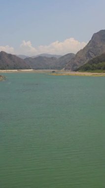 Dağların arasında bir vadide akan bir nehir. Dağ manzarası. Luzon, Filipinler.