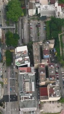 Kuala Lumpur, Malezya - 11 Eylül 2022: Yukarıdan Kuala Lumpur şehir manzaralı sokaklar ve gökdelenler. Dikey video.