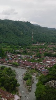 Yukarıdan Bukit Lawang manzarası yağmur ormanlarında bulunan popüler bir turizm merkezidir. Sumatra, Endonezya. Dikey video.