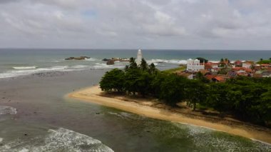 Galle Körfezi 'ndeki Galle deniz fenerinin ve Galle Kalesi duvarlarının insansız hava aracı. Sri Lanka