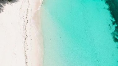 Temiz turkuaz sularla karşılaşan el değmemiş beyaz kumları gösteren bir sahil manzarası. Praslin, Seyşeller.