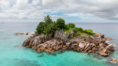Ada vahası kristal berraklığında sularla çevrili ve kayalarla benekli. St Pierre Adası. Seyşeller.