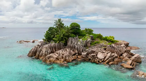 Ada vahası kristal berraklığında sularla çevrili ve kayalarla benekli. St Pierre Adası. Seyşeller.