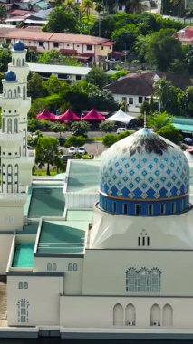 Bandaraya Kota Kinabalu Camii, Kota Kinabalu 'nun ikinci ana camisidir. Sabah, Borneo. Malezya. Dikey video.